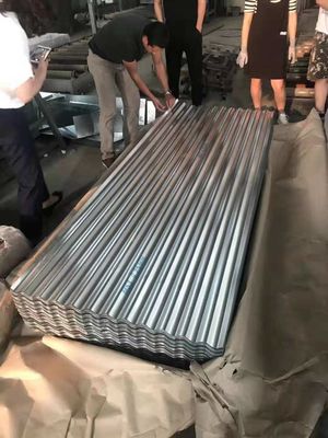 Υπηρεσία συγκόλλησης Ζυγισμένο κυματοειδές χαρτί οροφής μετάλλου για προσαρμοσμένα μήκη και εφαρμογή